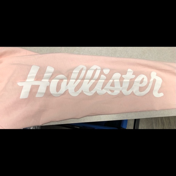 Never been Worn  Juniors Hollister Graphics Tee - Picture 3 of 4